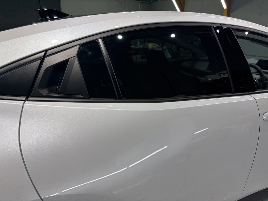 トヨタプリウス・鏡面磨き作業+セラミックコーティング+遮熱カーフィルム施工事例　富山市Ｍ様