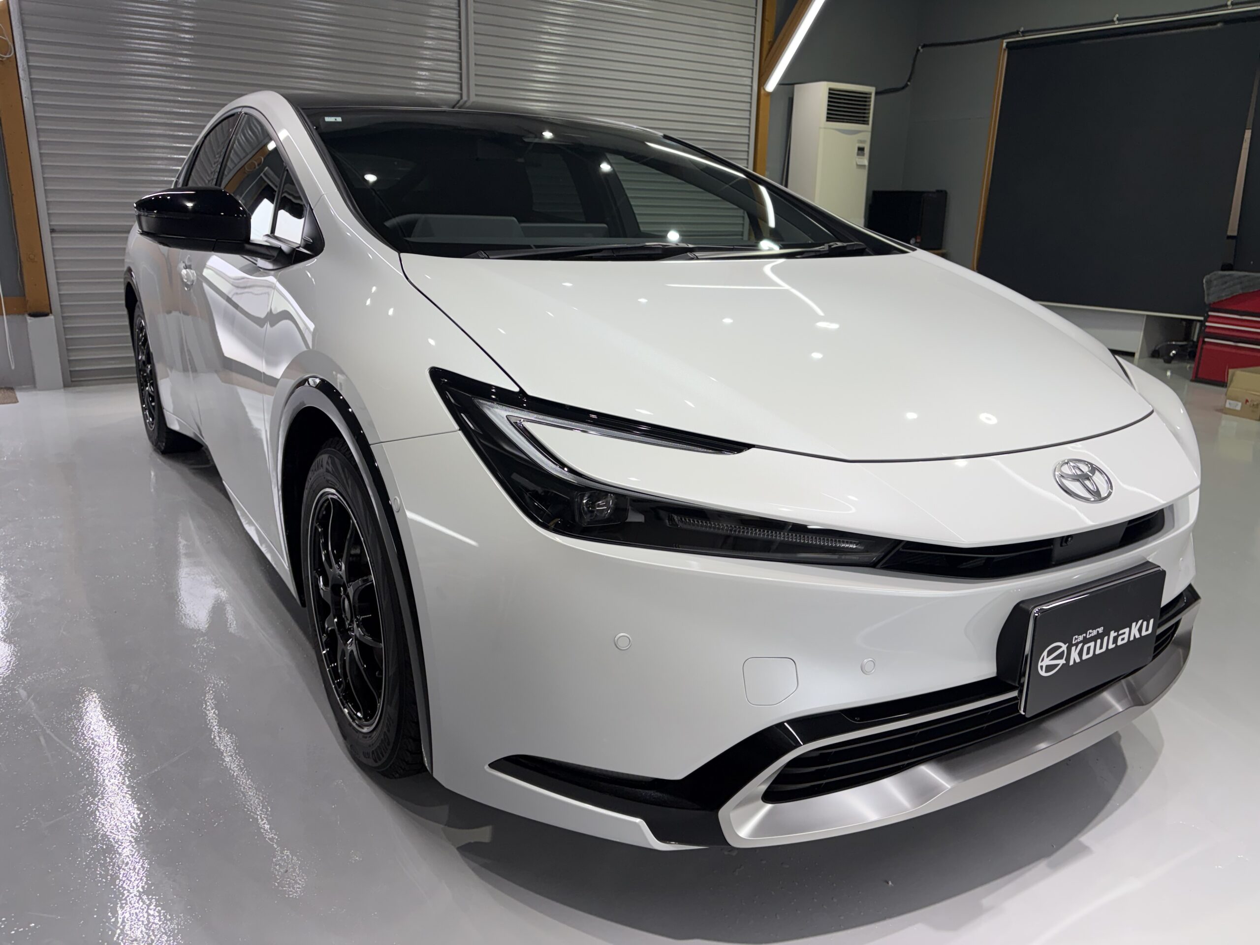 トヨタプリウス・鏡面磨き作業+セラミックコーティング+遮熱カー