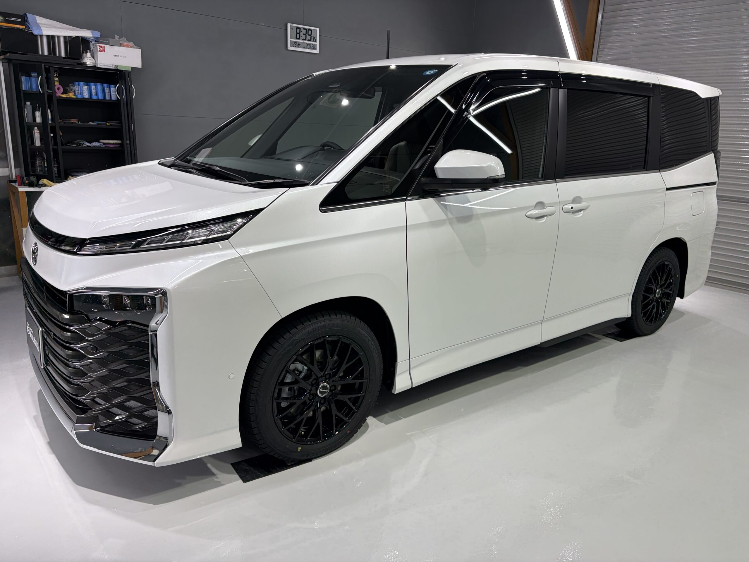 トヨタVOXY・遮熱断熱カーフィルム・鏡面磨き作業+セラミック