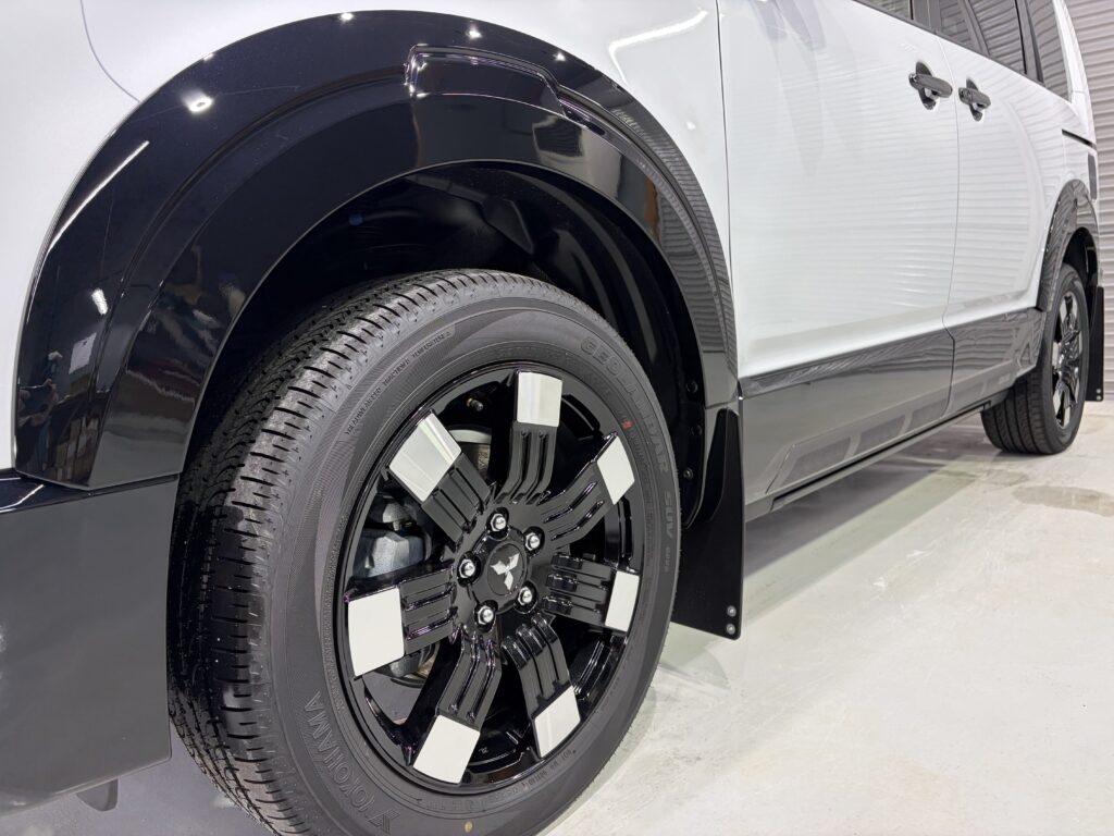 三菱デリカD5・鏡面磨き作業+新開発セラミックコーティング施工事例 富山市U様