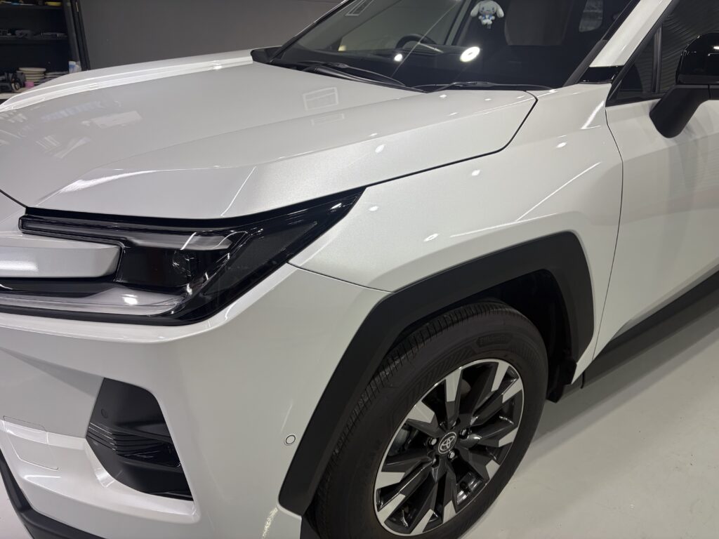 新型RAV4・遮熱、断熱カーフィルム・鏡面磨き作業+新開発セラミックコーティング施工事例