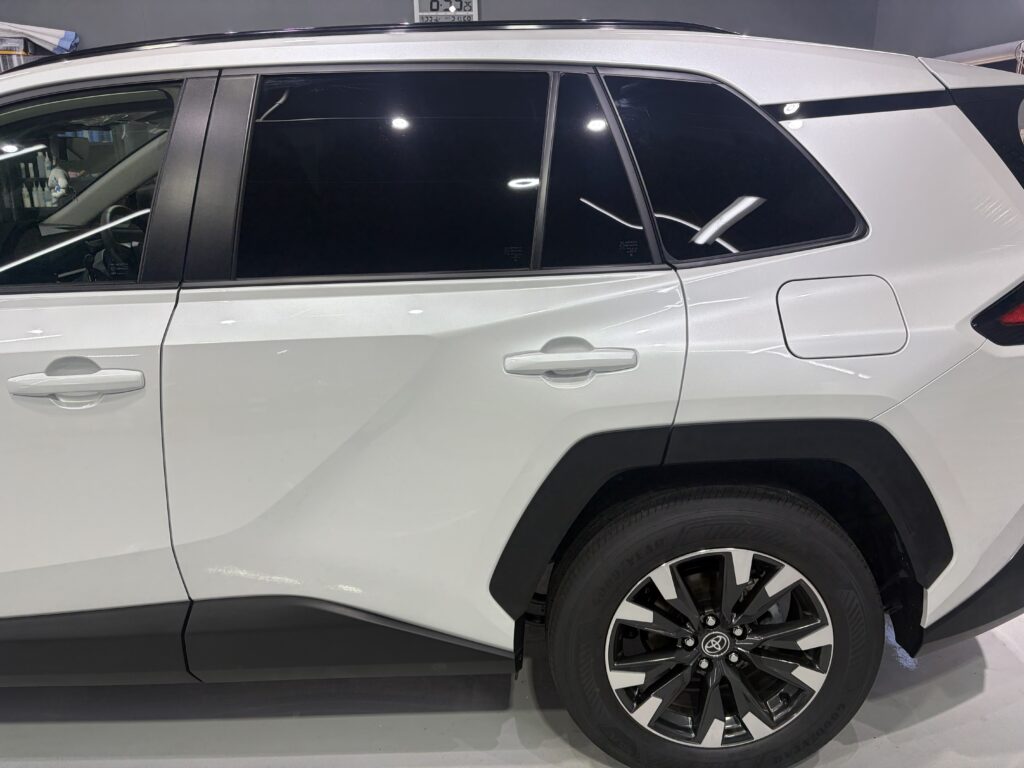 新型RAV4・遮熱、断熱カーフィルム・鏡面磨き作業+新開発セラミックコーティング施工事例