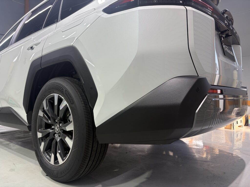 新型RAV4・遮熱、断熱カーフィルム・鏡面磨き作業+新開発セラミックコーティング施工事例