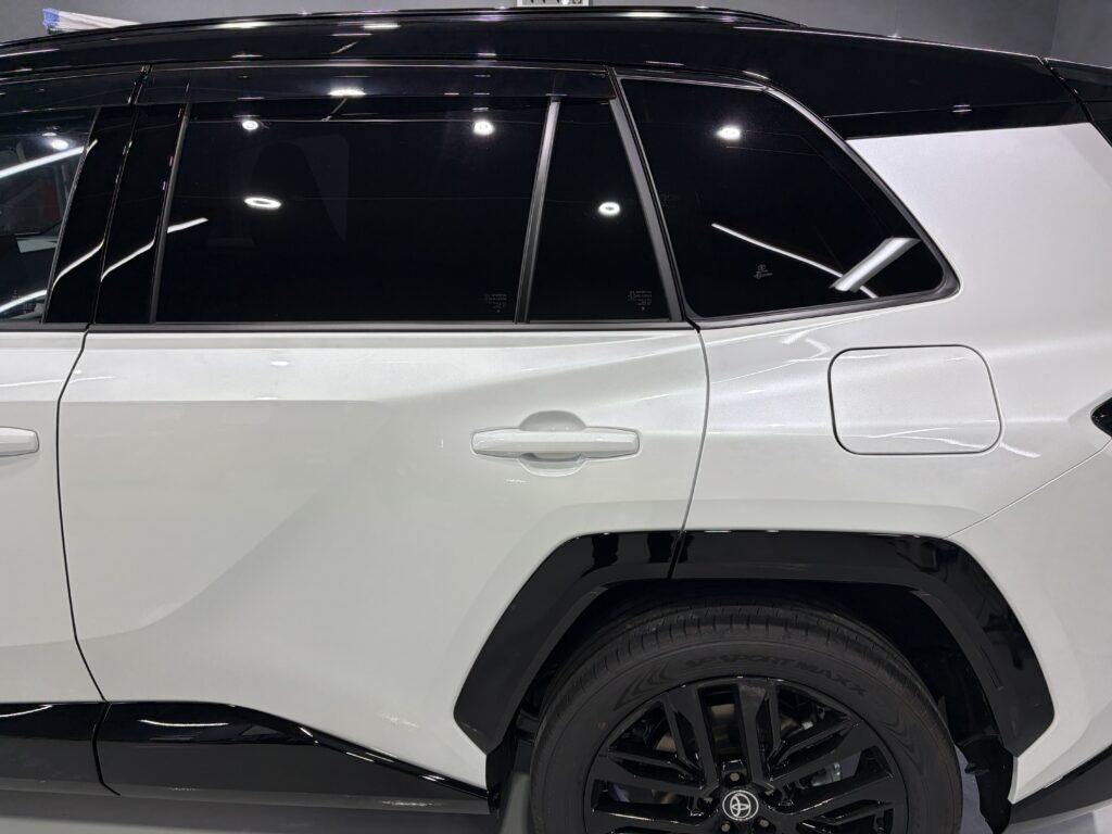 新型ＲＡＶ４・遮熱・断熱カーフィルム・鏡面磨き作業+セラミックコーティング施工事例　富山市Ｍ様